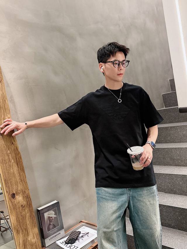 阿玛尼夏季新品 全新工艺 高定面料 玉蚕丝般的丝滑 时尚经典圆领短袖时尚单品设计 更加时尚舒适 高标准定制 上身非常有型 客供辅料 客供进口高档面料质感非常细腻