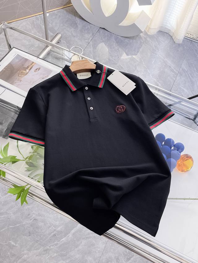 古驰新款网眼珠地棉布翻领短Tee 男士经典标识刺绣商务休闲短袖polo衫 客供面料进口100%密织珠地棉布制成 面料手感瓷实富有弹力 区别于普通珠地棉的软塌粗糙