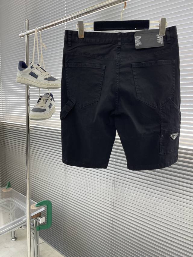 prad 25Ss新品夏季黑色 白色 短裤 工装设计款 帅气爆款专柜热卖 天丝长绒棉订制面料 版型巨好 超有型 简洁舒适 细节满满点赞 原版奢华辅料+三角标+高