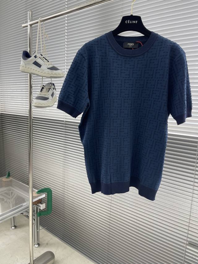 Fend Selleria 满印Ff针织短袖 定织定染奢柔多元纤维织料 手感细腻 柔软亲肤 以深邃的藏蓝色为基调 是经典与优雅的代名词 饰有全幅匹配色彩的全幅F