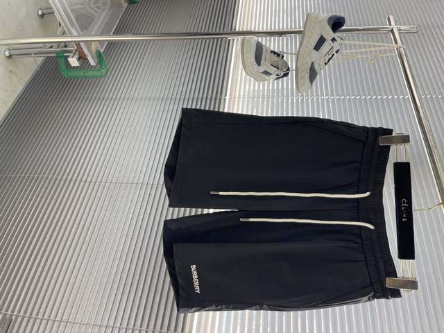 Bbr 25夏季男士速干5分短裤 是运动与休闲的优质之选 面料采用弹力锦纶面料 吸汗速干性能卓越 能快速将汗水传导至外层挥发 保持身体干爽 同时面料超柔软 手感