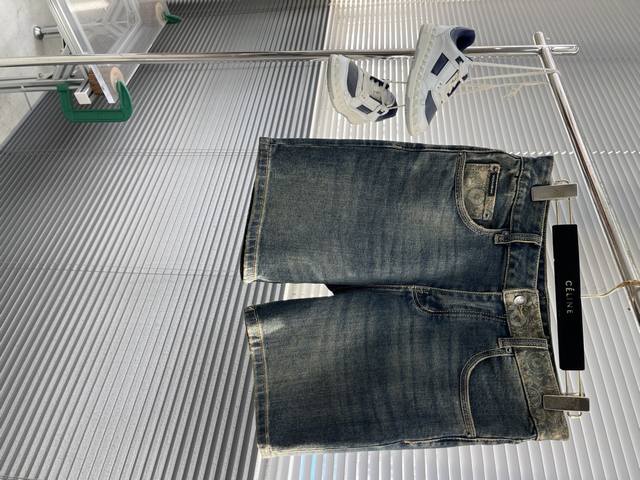 Dg 25Ss新款牛仔短裤 臻品尤物 .腰头织带拼接设计字母提花 莱卡原料来自意大利 水洗磨砂处理破洞自然不易变形脱色 配件所有的一切细节只是为了品牌形象 绝对