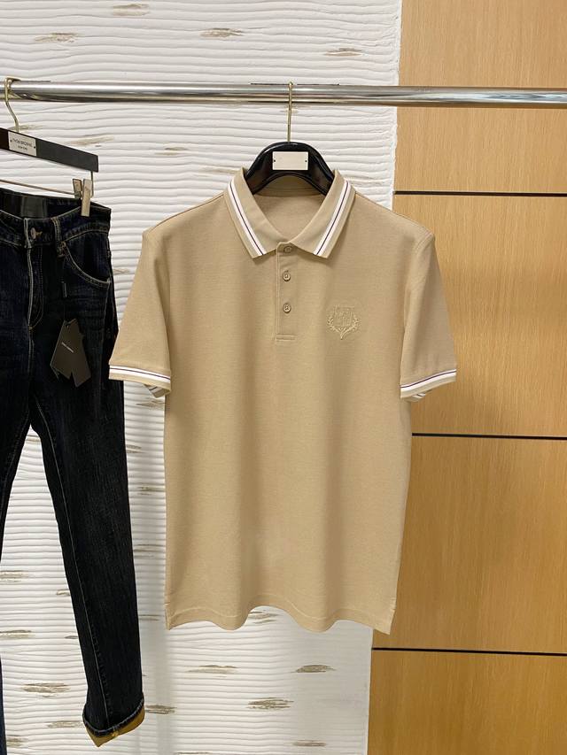 Lp 商务休闲通勤款,渠道精品唯美主义的英式裁剪艺术尽显男士魅力风采. 25春夏 专属标识polo衫短袖T恤 经典的翻领裁剪工艺从未停止.既不单调也不复杂,匠心