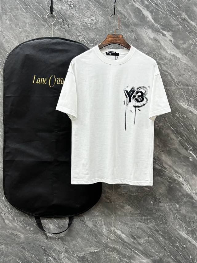 Y-3 2025春夏新款圆领 首发专柜最新款短袖圆领T恤 高端订制 设计前卫时尚 品牌Logo重工艺设计 高端定制原版面料 手感柔软 上身穿着舒适 专柜级别精致