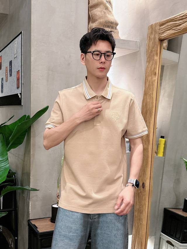 Lp 商务休闲通勤款,渠道精品唯美主义的英式裁剪艺术尽显男士魅力风采. 25春夏 专属标识polo衫短袖T恤 经典的翻领裁剪工艺从未停止.既不单调也不复杂,匠心