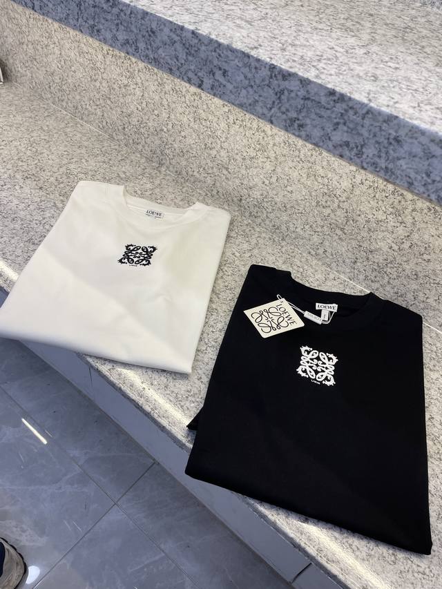 Loeoe罗意崴25 Ss新品春夏首发专柜 最新款短袖圆领T恤高端订制 设计前卫时尚 品牌Logo重工艺设计高端定制欧棉180克面料手感柔软.穿着舒适.专柜级别