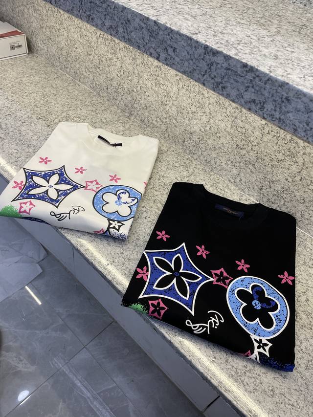 Ly驴牌25 Ss新品春夏首发专柜 最新款短袖圆领T恤高端订制 设计前卫时尚 品牌Logo重工艺设计高端定制欧棉180克面料手感柔软.穿着舒适.专柜级别精致车线