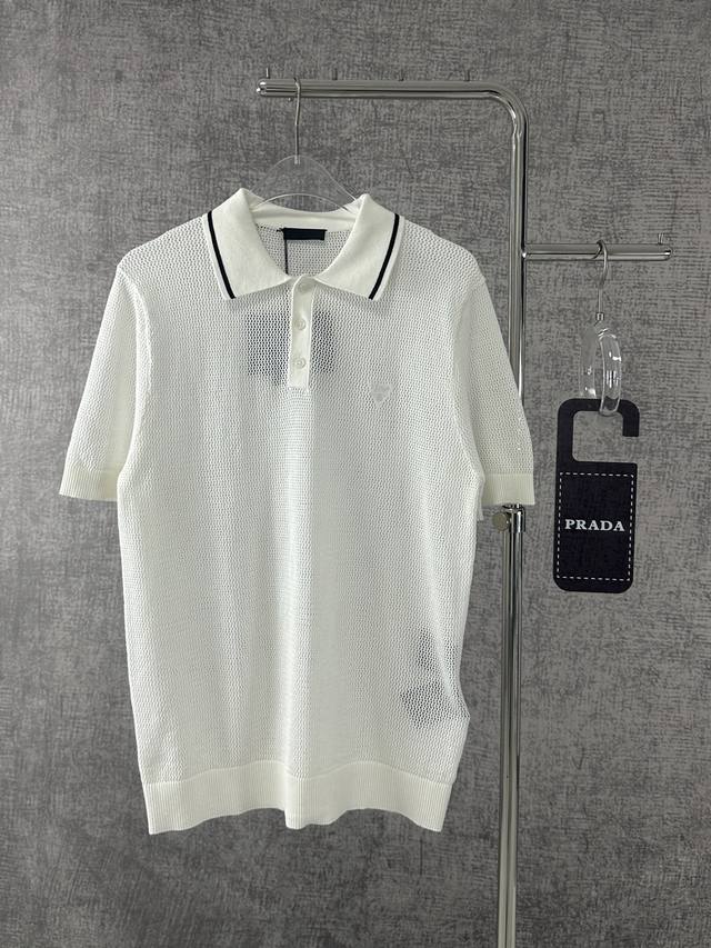 prada 普拉达2025夏季新款针织三角标短袖polo衫 谁能拒绝prada这两款镂空polo衫 米白温柔 浅蓝清爽 颜色适配夏日氛围 独特镂空设计 兼具时尚