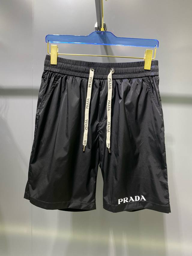 最新款短裤 采用客供速干聚酯纤维面料 工艺彰显品牌特征 这样的面料柔软舒适透气 腰部松紧腰带织带抽绳设计随意调节大小 春夏穿着最适宜百搭款 尺码M-Xxxl