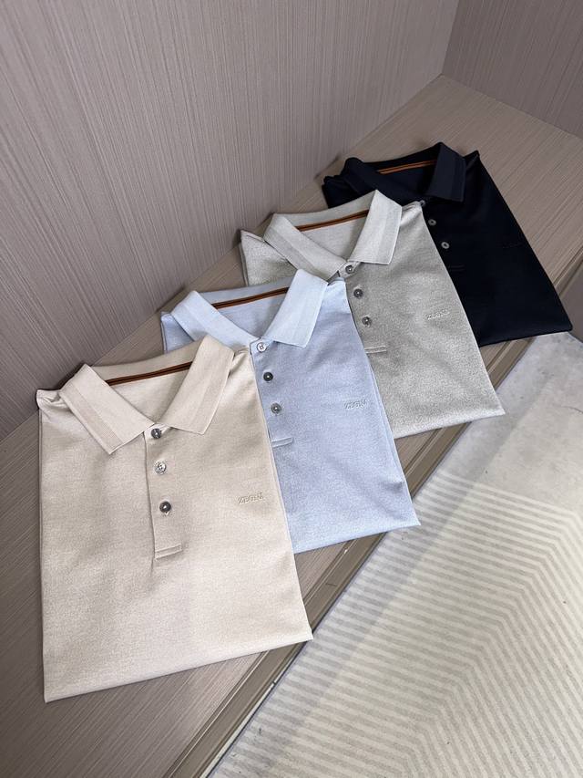 25春夏爆款来袭 Z家高品翻领T恤衫 商务版型 一线代工厂p出品 本款选用冰丝棉拉架平纹起脚 左胸口前Logo装饰 面料底部无垫层辅材 与市场普通仿货明显不同