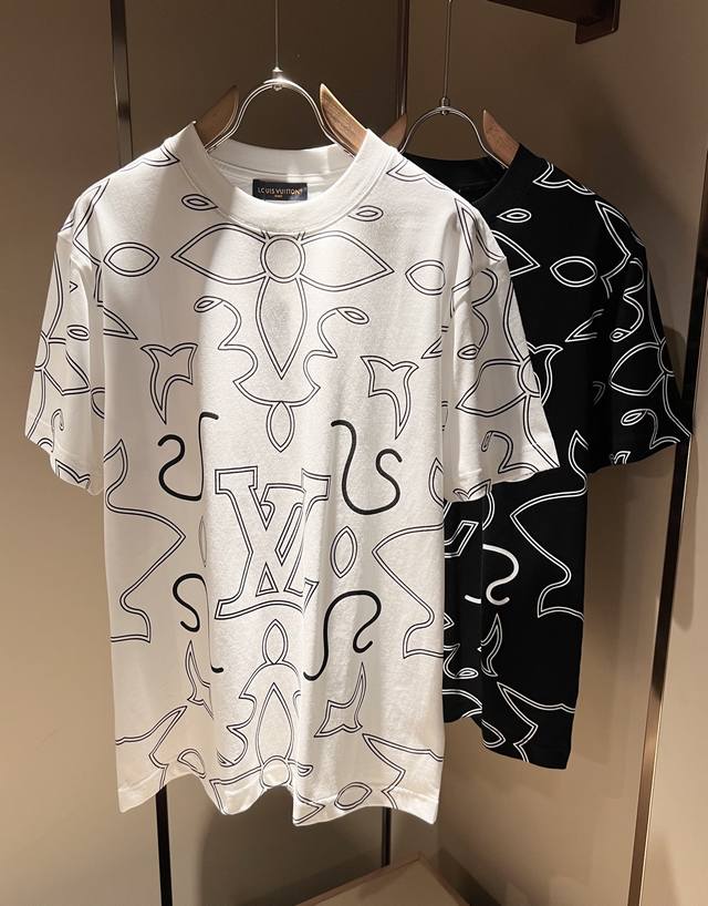 Louis Vuit*On 2025春夏路易家族轻奢Monogram印花工艺短袖T恤 男女同款背后反向铭牌贴布装饰 路易家族的新高端 细节品质永远的那么完美无瑕