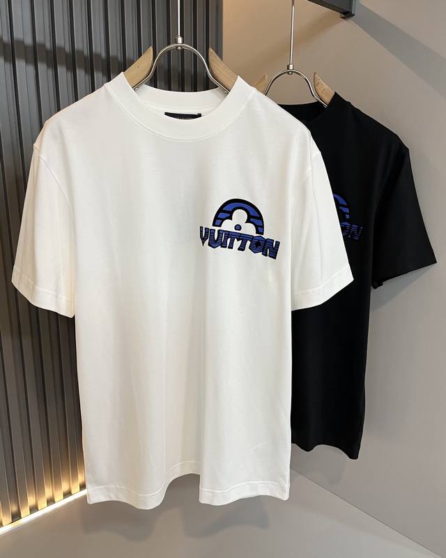 Louisvuitt*路易*登 2025春夏全新系列单品上线 非常时髦前卫的一款男女同款短袖T恤 标识Logo图案压绒修饰 区别于以往的不同 宣示品牌传承多年的