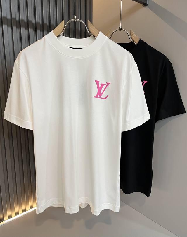 Louisvuitt*路易*登 2025春夏全新系列单品上线 非常时髦前卫的一款男女同款短袖T恤 标识Logo图案压胶修饰 区别于以往的不同 宣示品牌传承多年的