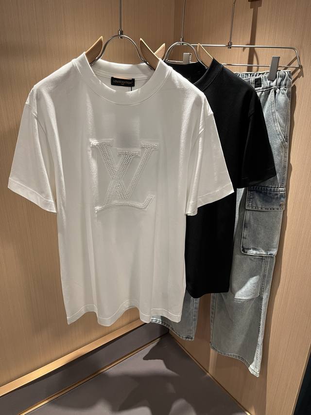 Louisvuitt*路易*登 2025春夏全新系列单品上线 非常时髦前卫的一款男女同款短袖T恤 标识Logo图案刺绣串珠修饰 区别于以往的不同 宣示品牌传承多