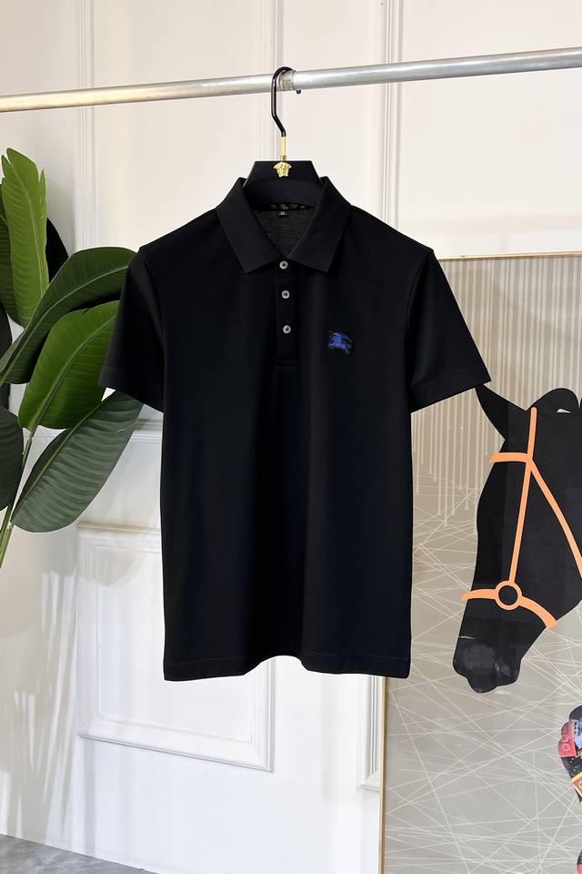 巴宝莉- 2025Ss蛇年春夏新款polo领短袖系列 精选优质长绒棉面料 时尚大牌元素Logo设计 上身版型超赞 面料细腻舒适透气 随意搭配都超级好看时尚型男必