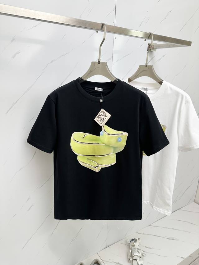 Loe2025初夏最新品 专柜同步有售 原单狠货 休闲时尚圆领短袖T恤 进口原版面料 顶级工艺图案 独特设计 上身舒适透气 档次极高 上身帅气十足 2色推荐 码
