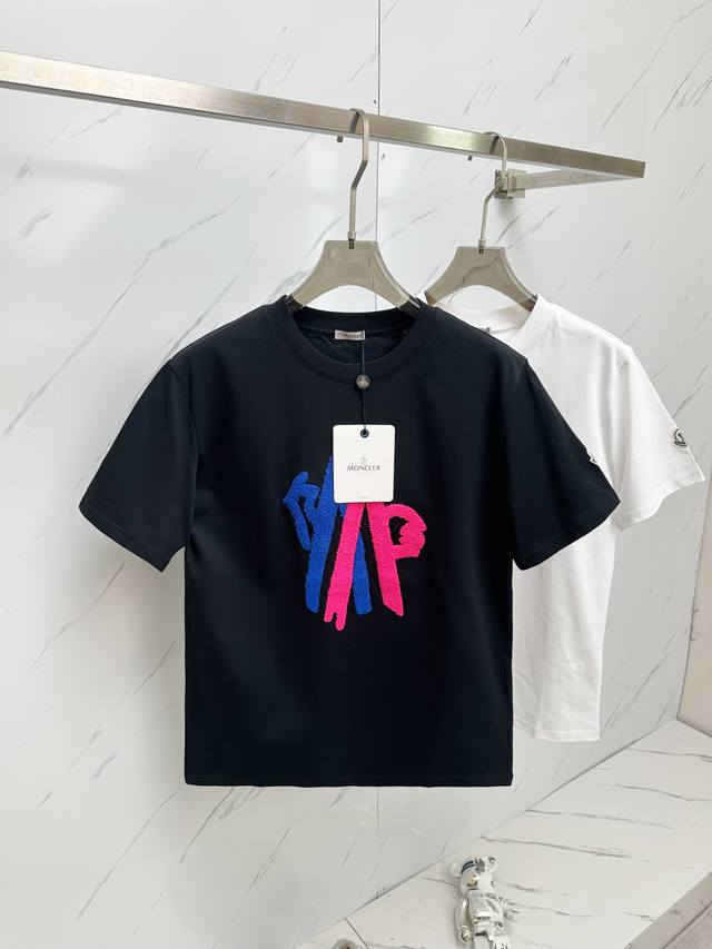Mon2025Ss夏季最新品 专柜同步有售 原单狠货 时尚休闲圆领短袖T恤 上身舒适 吸睛而有亮点 采用进口原版面料 经典字母Logo 简单而不失时尚 上身时尚