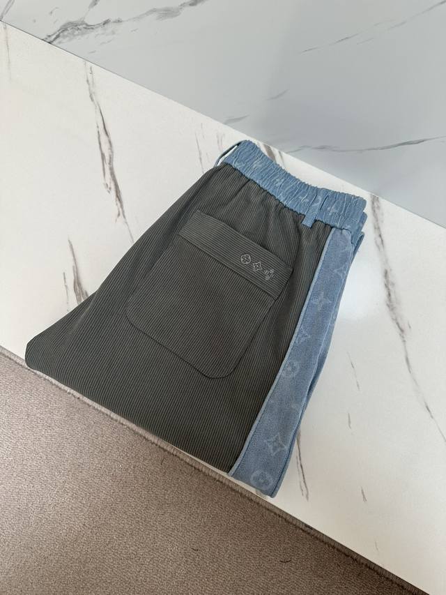 L家 早秋最新款抽绳束脚运动休闲长裤卫裤 两侧织带提拼接设计 精致的工艺和独特的设计 这款裤子采用客供定制面料 质地平顺 垂感十足 手感柔软轻薄 为穿着者带来无