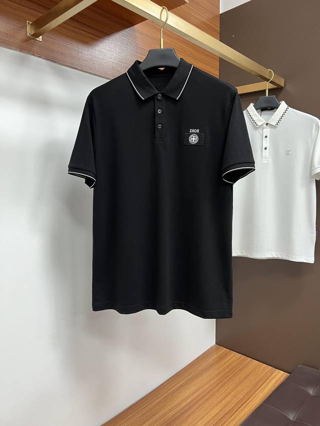 迪奥 2025春夏 经典的polo领设计 搭配简洁的单排扣 线条利落流畅 巧妙修饰颈部线条 彰显优雅绅士格调 左胸处精致的品牌标识 采用无痕压胶工艺 细腻而平整