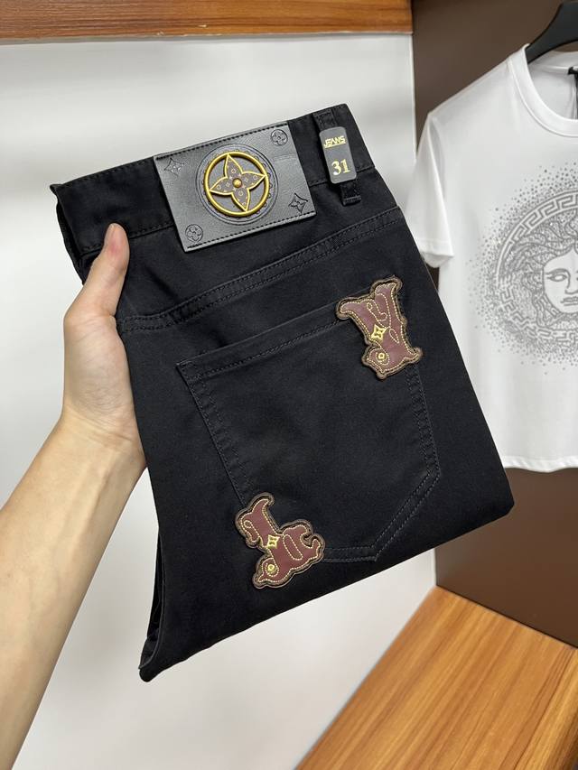 Lv 2025Ss蛇年夏季贺岁款牛仔裤 原单1:1制作 日常必备的完美之选 简单大气亦时尚有型 定制进口丹宁面料 重工洗水工艺 做工复杂工艺精湛 轻松迎合四季需