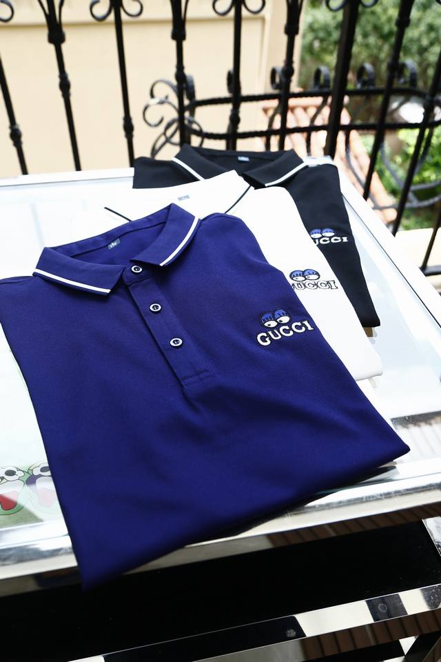 蒙口-重磅推荐 春夏新品 专柜在售 时尚高端男装polo-胸前刺绣加提花Logo个性时尚 进口顶极高密度丝光珠地 极为亲肤舒适 摸上去非常的细腻 质感很好 凉爽