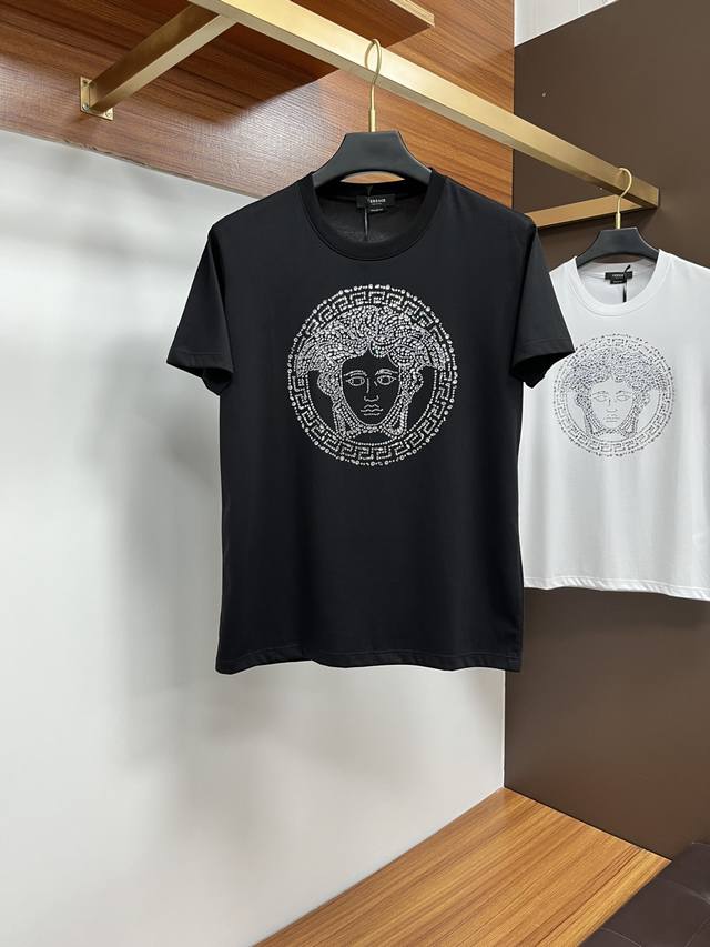 versace 25夏季新品重工水钻Medusa圆领加厚短袖T恤 Zg最新同步 打造男士基本款单品 为男士衣橱注入新意 采用柔软棉质双面针织长绒棉+莫代尔棉面料