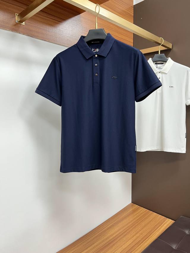 Kiton 2025春夏 经典的polo领设计 搭配简洁的单排扣 线条利落流畅 巧妙修饰颈部线条 彰显优雅绅士格调 左胸处精致的品牌标识 采用无痕压胶工艺 细腻