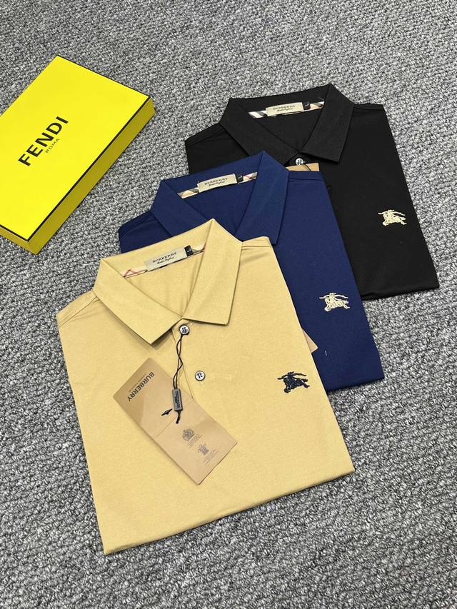 巴宝莉 24Ss专柜同款polo 翻领短袖T恤 定制面料 质地丝光棉面料采用原厂弹力绒面亲肤面料 高弹力好伸缩 采用品牌Logo标志图案 高端人士必备单品 原厂