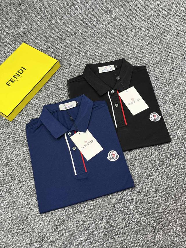 蒙口 24Ss专柜同款polo 翻领短袖T恤 定制面料 质地丝光棉面料采用原厂弹力绒面亲肤面料 高弹力好伸缩 采用品牌Logo标志图案 高端人士必备单品 原厂辅
