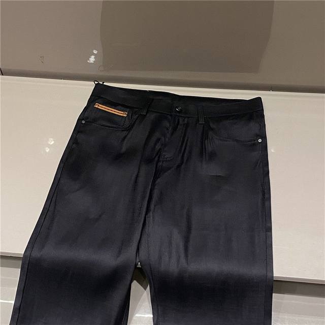 Z家简洁字母系列 意大利典范系列精品 2025春夏装款男牛仔裤 完美发酵水洗蓝色 经典海岛长绒棉 纤维更长更柔顺 手感顺滑舒适透气 夏季穿着更吸汗 丝光处理后的