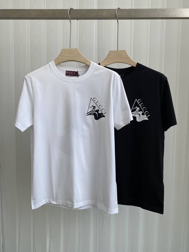 Gu&Ci 25春夏新品正面及背面饰品牌字母&冲浪者印花印花标识T恤 呈献以焕新图案精彩缀饰的针织单品 正面及背面巧妙融入冲浪者印花更添魅力 定制80支双股丝光