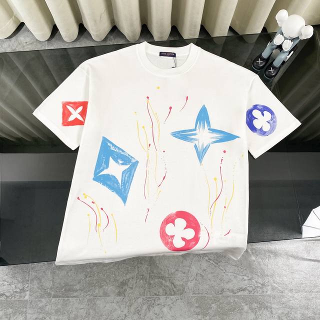 louis Vuitton 路易威登Lv 2025新款多巴胺彩色涂鸦印花短袖圆领T恤 面料采用320G 100%纯棉双纱面料 同缸定染特种加粗32支双股1X1螺