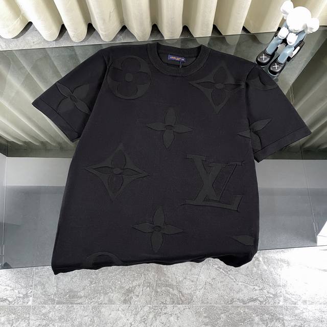 louis Vuitton 路易威登Lv25Fw暗纹老花满印浮雕Logo针织短袖圆领T恤 压纹效果针织 罗纹衣领 高垂感粘棉纱线细针织片 上身有垂感无紧绷包身感