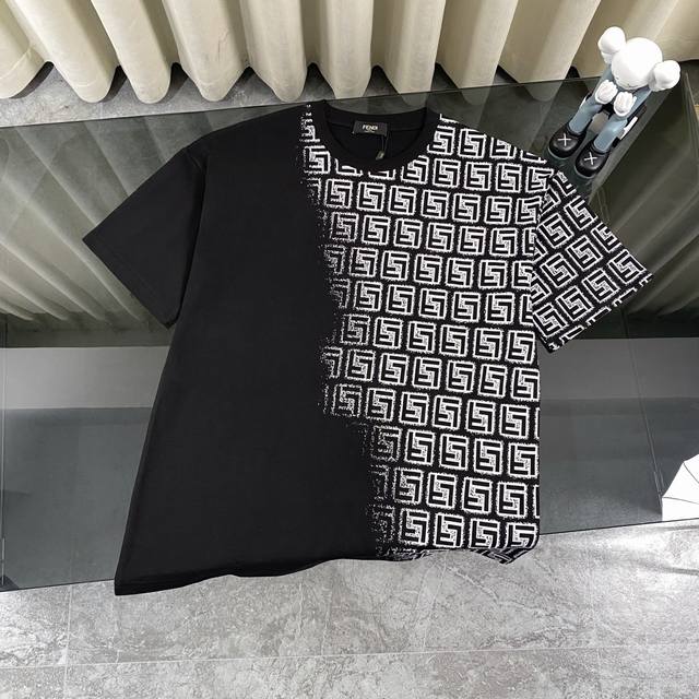 fendi 芬迪2025春夏新款经典Logo 满印渐变圆领短袖T恤 纯棉面料 手感柔软细腻 穿着亲肤舒适原版面料 官方同款 短袖T恤 定制320克面料 手感非常