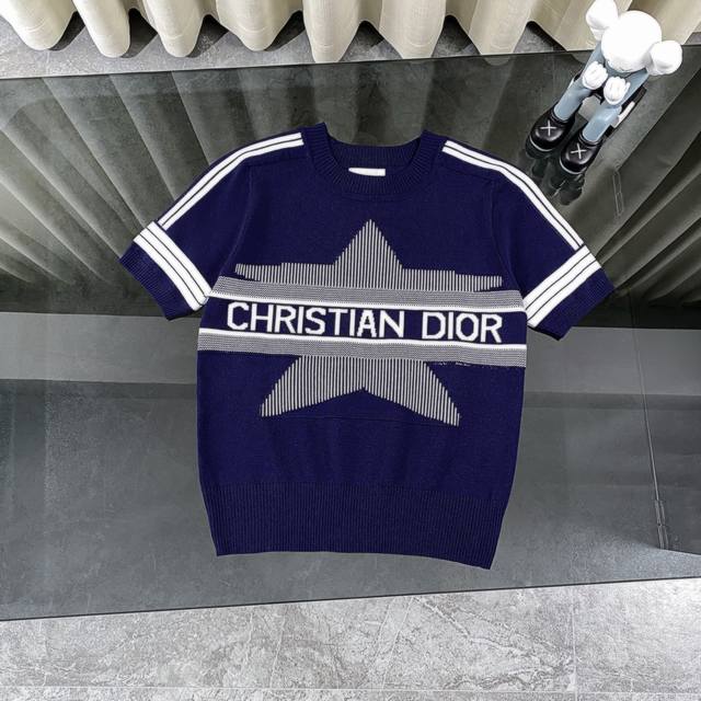 dior迪奥25Ss新款幸运星针织短袖上衣 设计感十足 五角星与字母的组合 时尚又俏皮 经典的配色 彰显出 Dior 的优雅与奢华 衣服中间有颗幸运星 星星也是