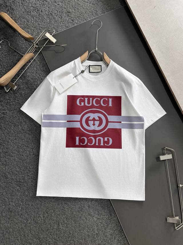 Guc 2025Ss春夏最新款圆领时尚短袖T恤 官网同步 专柜纯棉面料 贴肤舒适 耐看又好穿 经典简约Logo设计 原厂工艺一丝不苟 型男必备单品 码数S-Xx