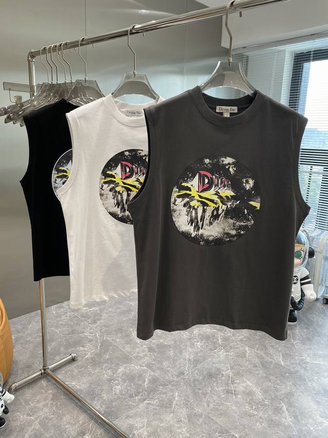 迪家 Ss夏季时尚休闲短袖背心 专柜同步胸前奢华顶级品牌装饰图案字母Logo设计 档次极高 定制原版辅料 独特设计 舒适透气 基础色颜色搭经典完美演绎欧洲大牌时