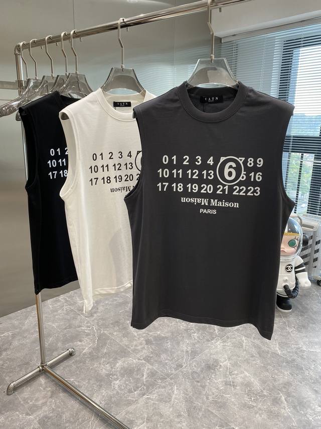 玛吉家 Aw春夏新品 时尚休闲短袖背心专柜同步有售 原单狠货 采用进口 支欧棉面料 胸前顶级印花工艺文字图案Logo 档次极高 从容百搭 上身帅气有型 推荐 码