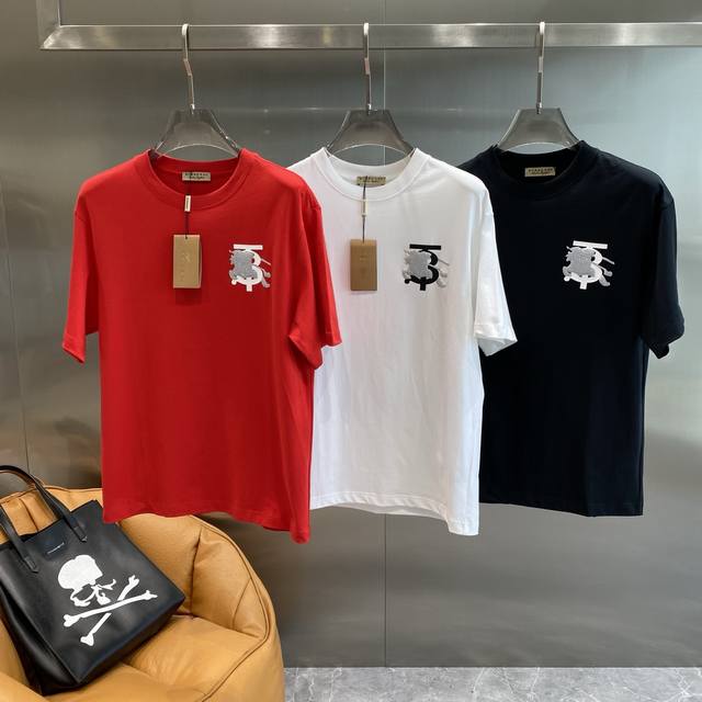 巴家 巴宝莉短袖 沉稳又大气 左胸处精致的品牌标识 低调中彰显奢华质感 简约的设计 宽松的版型 穿着舒适自在 不挑身材 面料柔软亲肤 质感十足S-Xxl 隔天