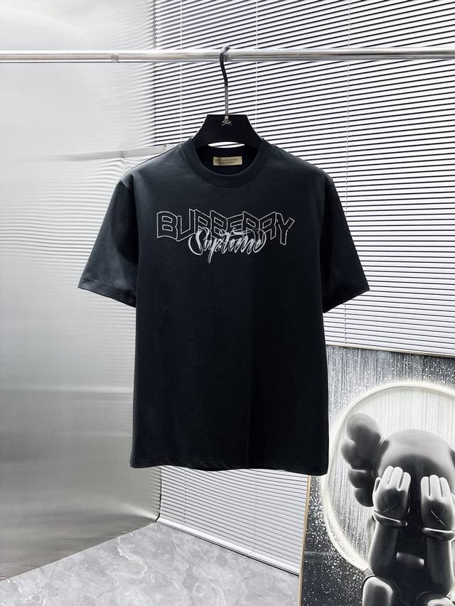巴宝莉 Burberry 2025Ss新款 半袖 体恤 短袖 圆领T恤 高端版本 专柜定制面料 透气舒适度高 细节无可挑剔 品牌元素设计理念 体现高品质 手感细