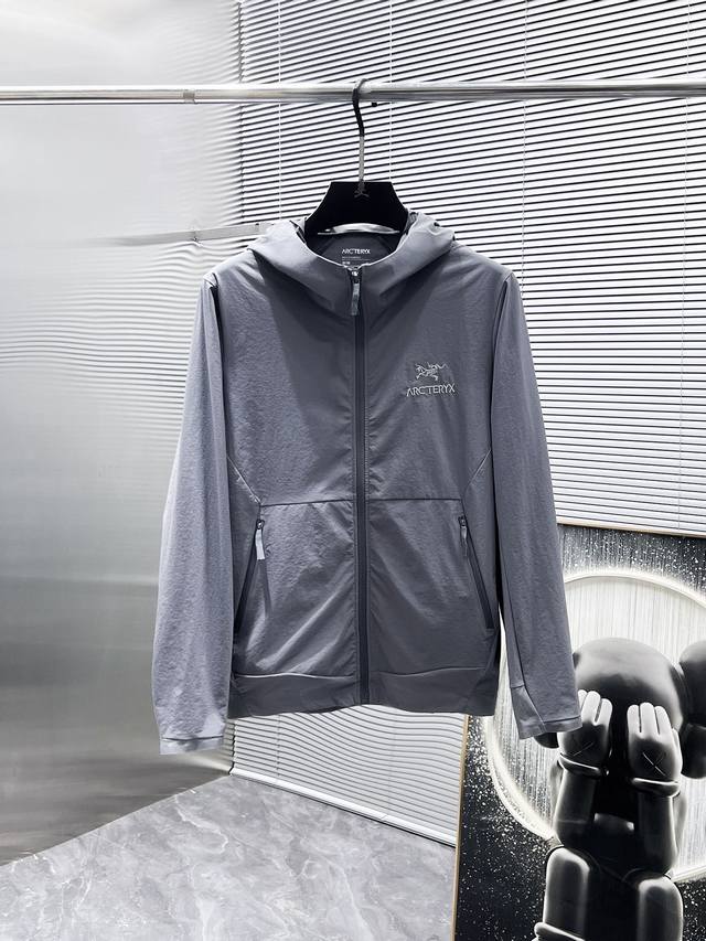 始祖鸟 2025新品夏季防晒服 时尚帅气 简约百搭款 定制原版面料 不仅挺括 保持潮流的廓形 又穿着舒适 纱织更细腻 码数M-Xxl 175.140穿M