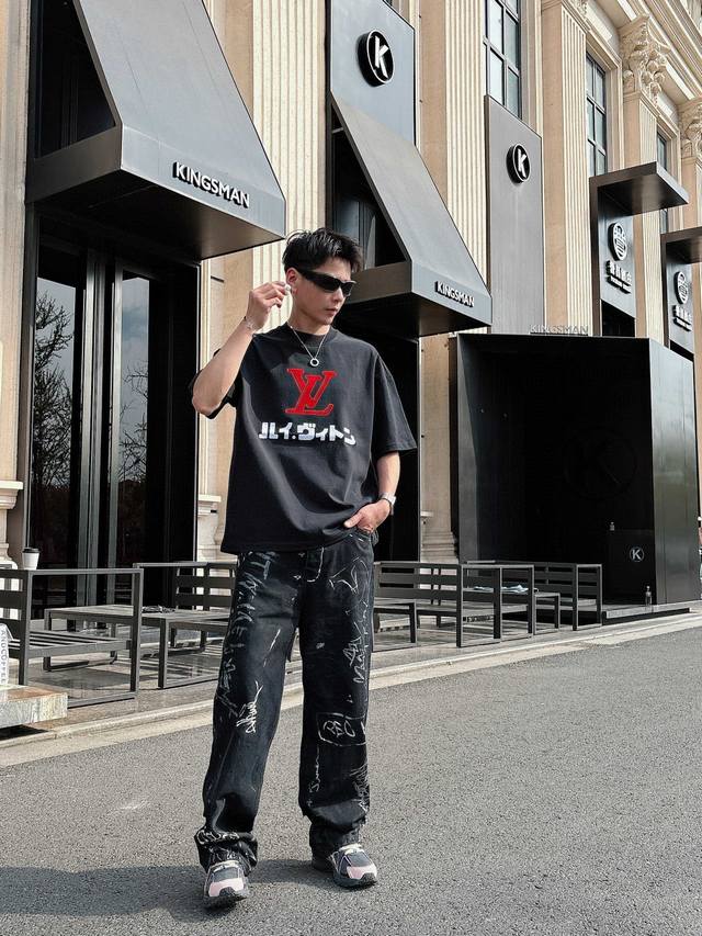25Ss Lv秀场联名限定新款圆领短袖T恤 选用330克双纱平织棉面料打造 螺纹针织领口 男女同款 码数 S-2Xl 颜色 黑 白两色 尺码表 s 胸围108