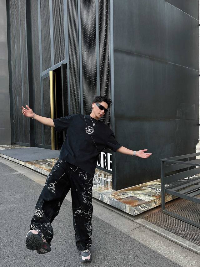 25Ss Lv pharrell Wiliams菲董携手 Nigo 联名系列圆领短袖T恤 选用330克双纱平织棉面料打造 螺纹针织领口 男女同款 码数 S-2X