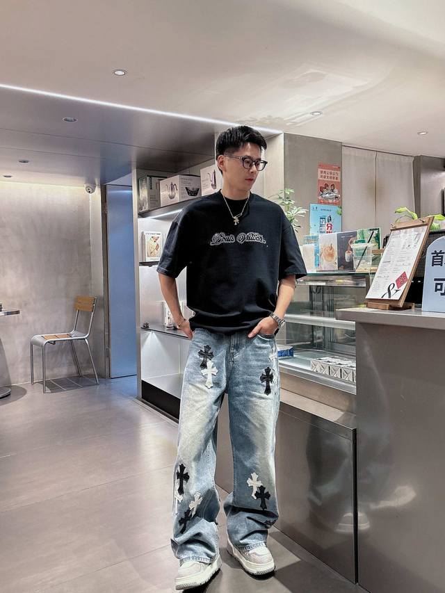 25Ss Lv新款秀场圆领短袖T恤 选用330克双纱平织棉面料打造 胸前Louis Vuitton彩钻标识 后部点缀Marque L.Vuitton Depos