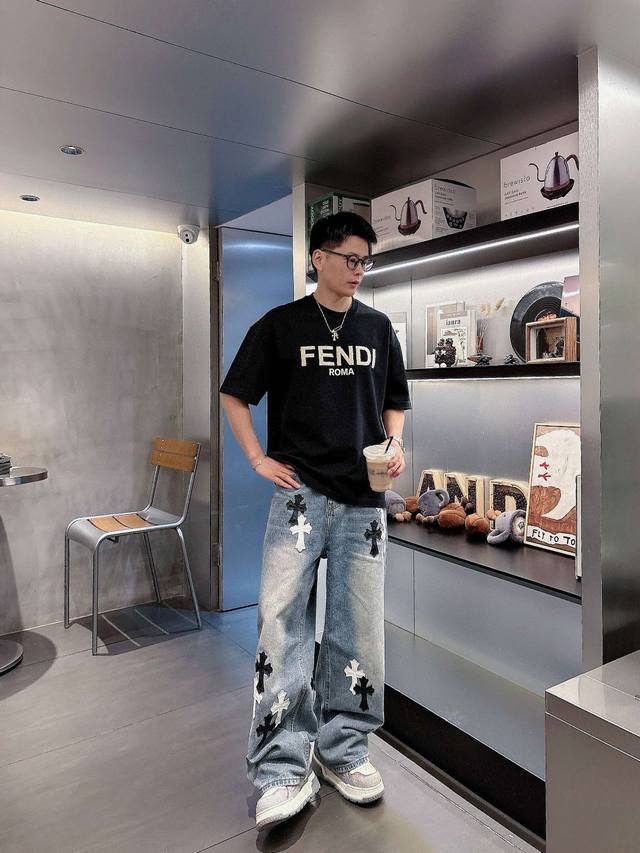 25Ss Fendi新款圆领短袖T恤 选用330克双纱平织棉面料打造 毛巾绣工艺 螺纹针织领口 男女同款 码数 S-2Xl 颜色 黑 白两色 尺码表 s 胸围1