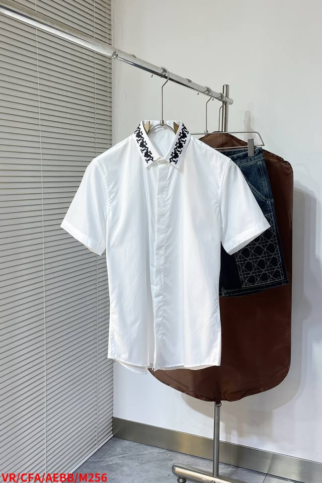 M256 Vr范思哲 专柜最新款男士必备款短袖衬衫 100%天然棉 舒服透气 原单狠货 原版面料 柔软舒适 上身高端又奢华 足够场面的档次 这款衬衫无不骄傲的让