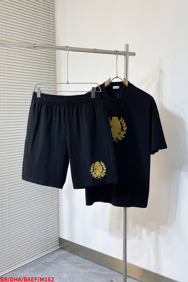 M162 Brburberry*巴宝莉 2025春夏最新款套装 男女款 贸易公司渠道稀出 同步官网发售 基本每一季都会有它的背影所在 期待着所有潮男潮女们的演绎