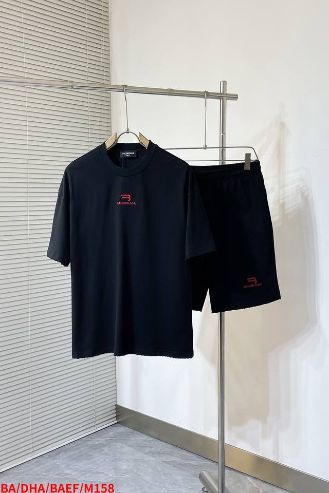 M158 Ba2580春夏最新款套装 男女款 贸易公司渠道稀出 同步官网发售 基本每一季都会有它的背影所在 期待着所有潮男潮女们的演绎 此款选用客供顶级纯棉洗水