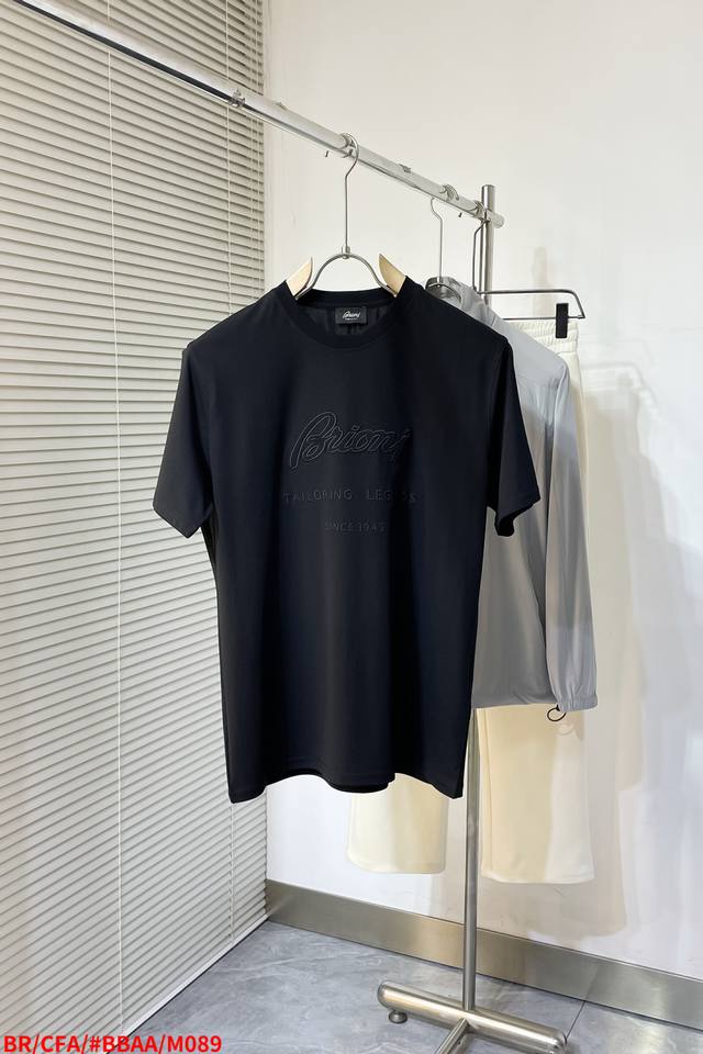 M089 Brbrioni 布里奥尼 臻品定制系列独特毛巾绣设计进口冰丝棉短袖 展现了定制服装的精致与品味 这款不仅触感柔软舒适 还具有良好的透气性和吸湿性 确