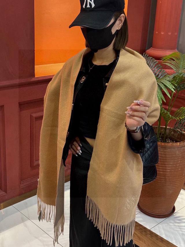 罗意威巴黎时装展商务男士女士通用双面羊绒披肩代工厂p臻选上乘的超细羊绒纤维 进行纯手工精梳处理 耗时耗力 再以清泉水浸泡涤荡 使羊绒纤维呈现出独特的蓬松质感 手